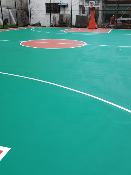 红塔 球场长期使用易出现地面开裂
